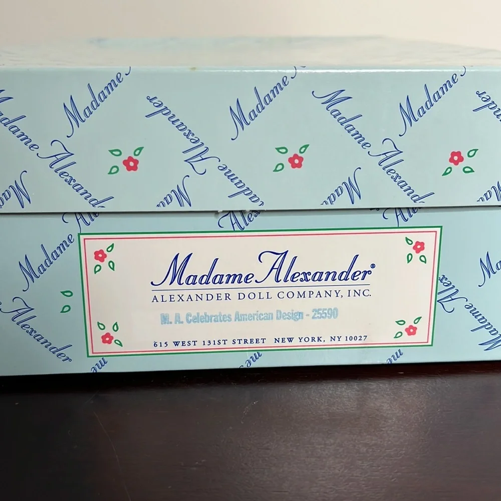 10" Madame Alexander Celebrates American Design #25590 - Picture 6 of 9